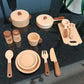 Enfant jouant avec des ustensiles de cuisine en bois naturel