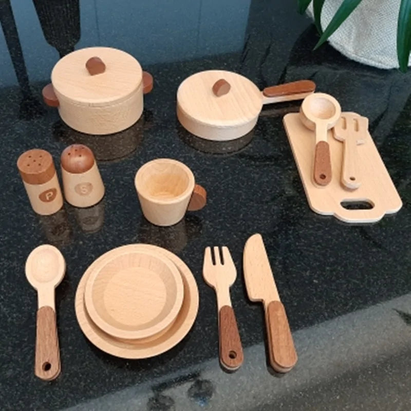 Enfant jouant avec des ustensiles de cuisine en bois naturel