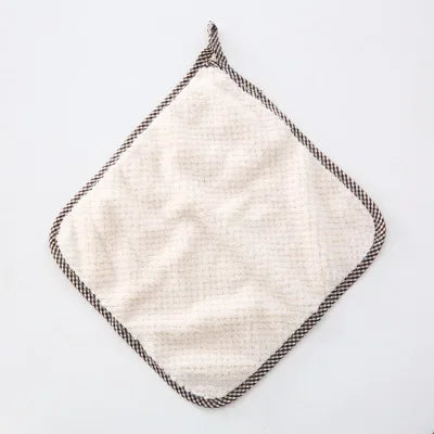 Serviette colorée en polyester et coton sur chaise