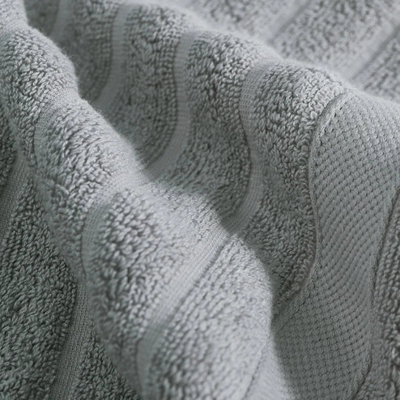 Serviette en coton pliée, montrant sa finition soignée