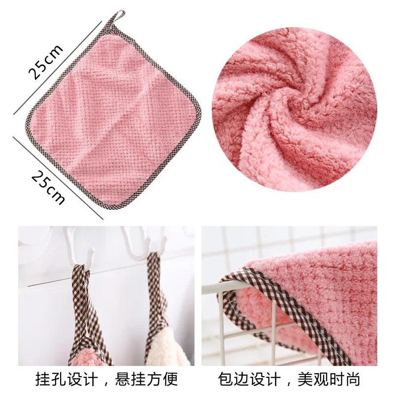 Serviette pliée en polyester et coton sur lit