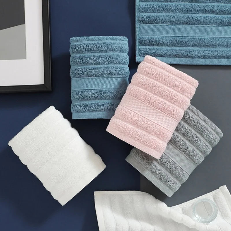 Gros plan sur la texture absorbante d'une serviette en coton