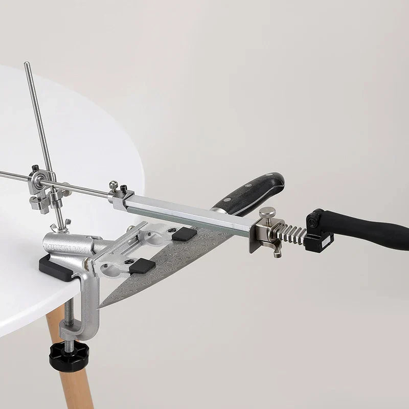 Vue rapprochée des pierres d'affûtage sur support en aluminium