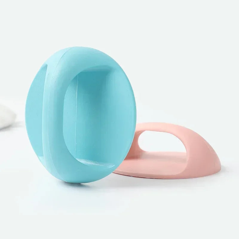 Poignée adhésive ronde bleue sur fond blanc