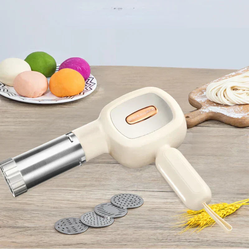 Gros plan sur les pâtes fraîches sortant de la machine