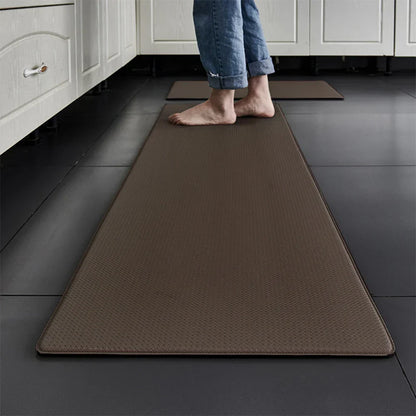 Tapis café antifatigue avec coins arrondis sur sol clair
