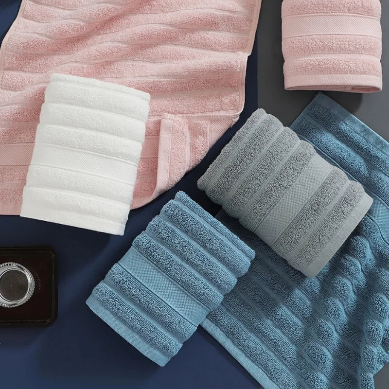 Serviettes en coton disposées en éventail sur un fond blanc