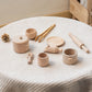 Enfants jouant avec une cuisine miniature en bois, développant créativité