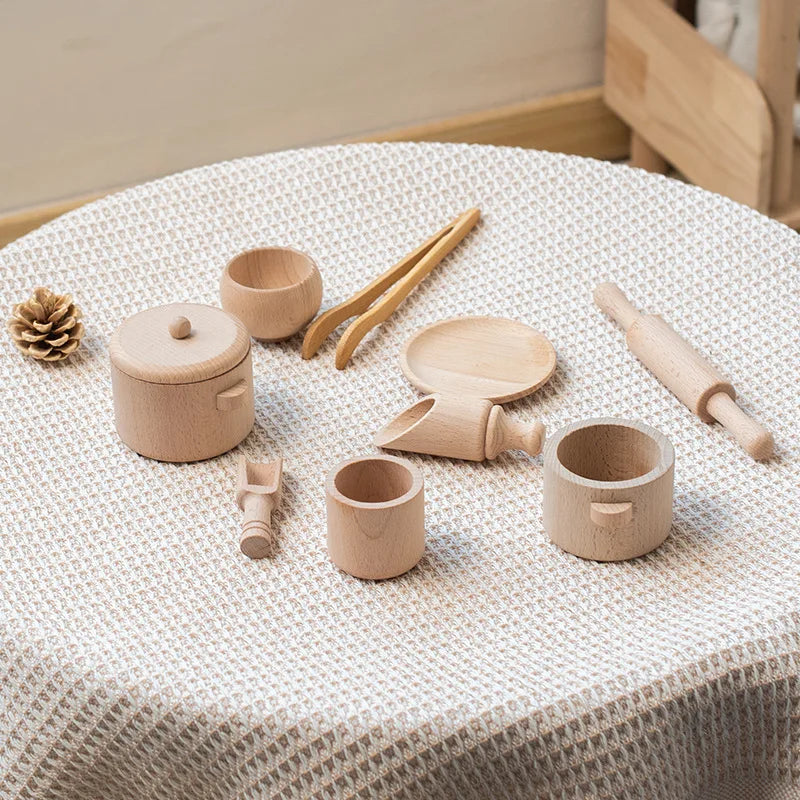 Enfants jouant avec une cuisine miniature en bois, développant créativité