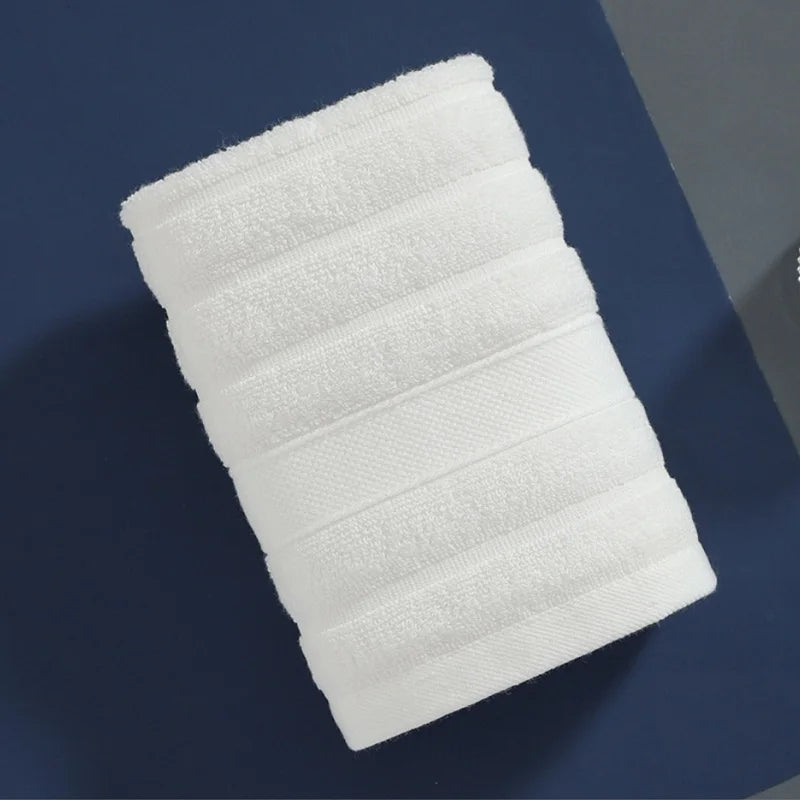 Serviettes en coton alignées, montrant leur uniformité de couleur