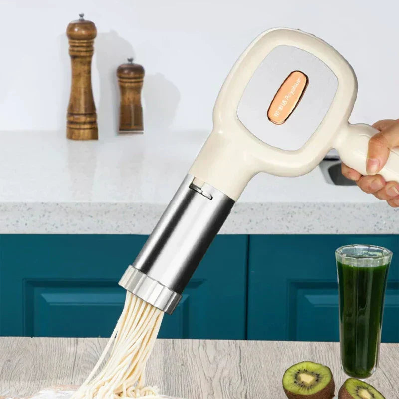 Accessoires de machine à pâtes disposés sur une table