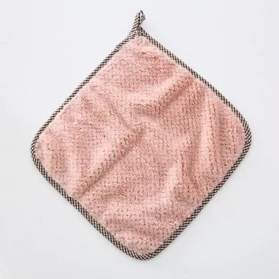Serviette jacquard suspendue dans salle de bain