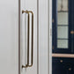 Poignée dorée en aluminium installée sur une armoire