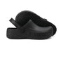 Chaussures de cuisine noires avec semelle antidérapante sur fond neutre
