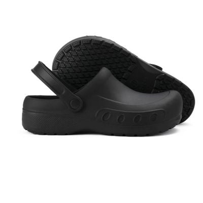 Chaussures de cuisine noires avec semelle antidérapante sur fond neutre