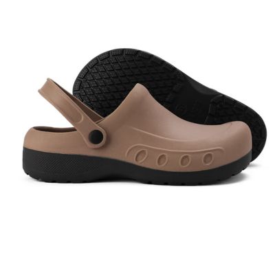 Chaussures de chef noires avec semelle antidérapante sur sol de cuisine