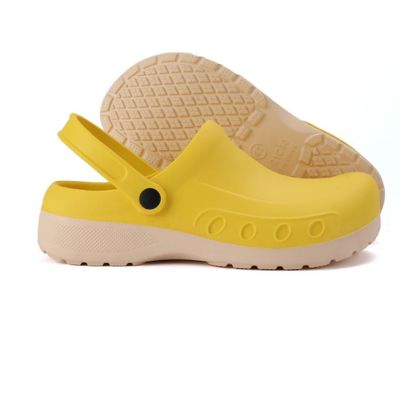 Chaussures de cuisine avec semelle antidérapante sur surface mouillée
