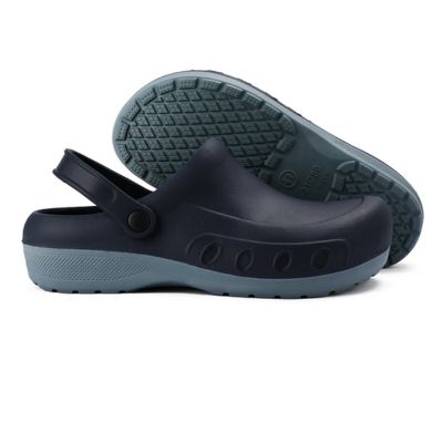 Chaussures de chef noires avec détails de semelle sur fond blanc