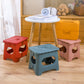 Tabouret pliant en plastique avec poignée visible