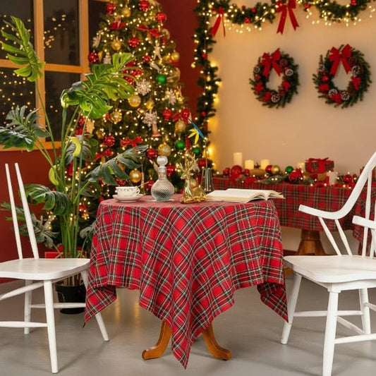 Nappe de Noël à carreaux, prête pour un repas convivial