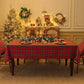 Vue d'ensemble d'une table décorée avec une nappe festive