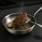 Poêle en métal montrant le fond non plat