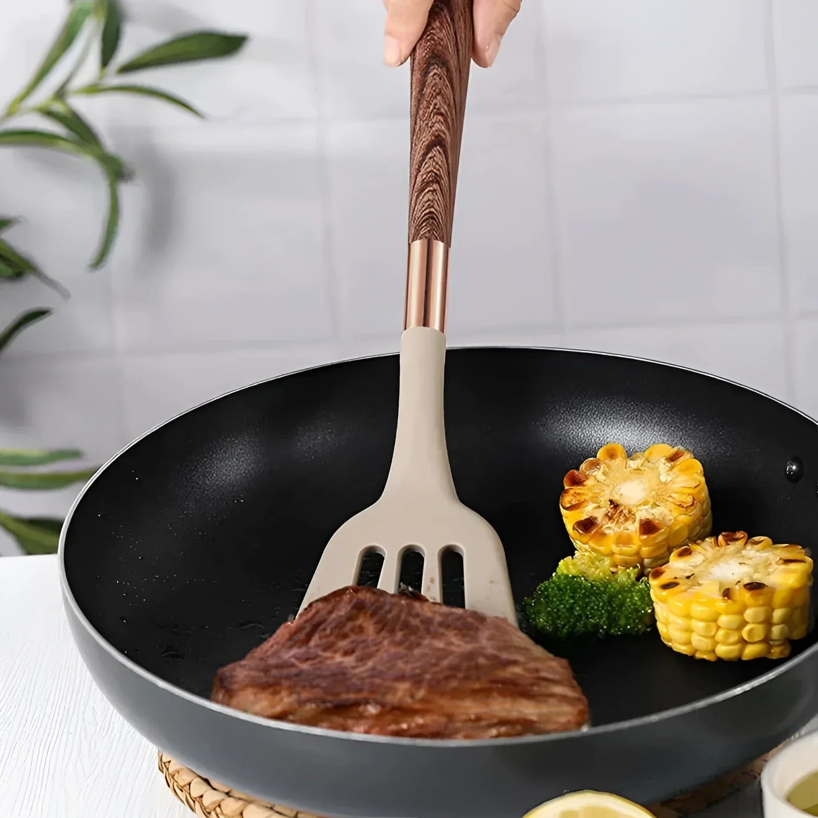 Ustensiles de cuisine en silicone posés sur une table en bois