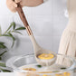 Cuillères et spatules en silicone dans un pot de cuisine