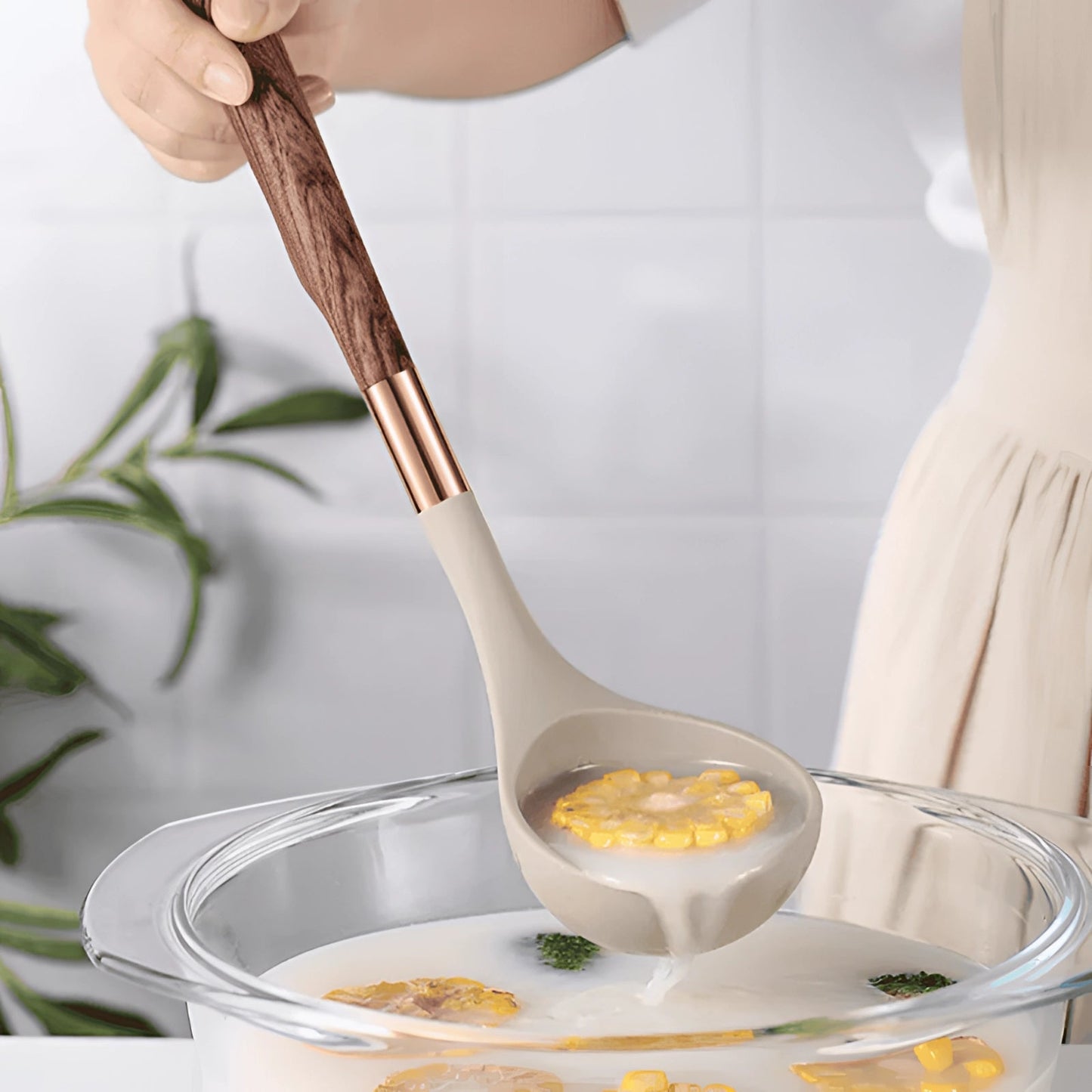Cuillères et spatules en silicone dans un pot de cuisine