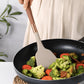 Vue rapprochée d'une spatule en silicone avec poignée ergonomique
