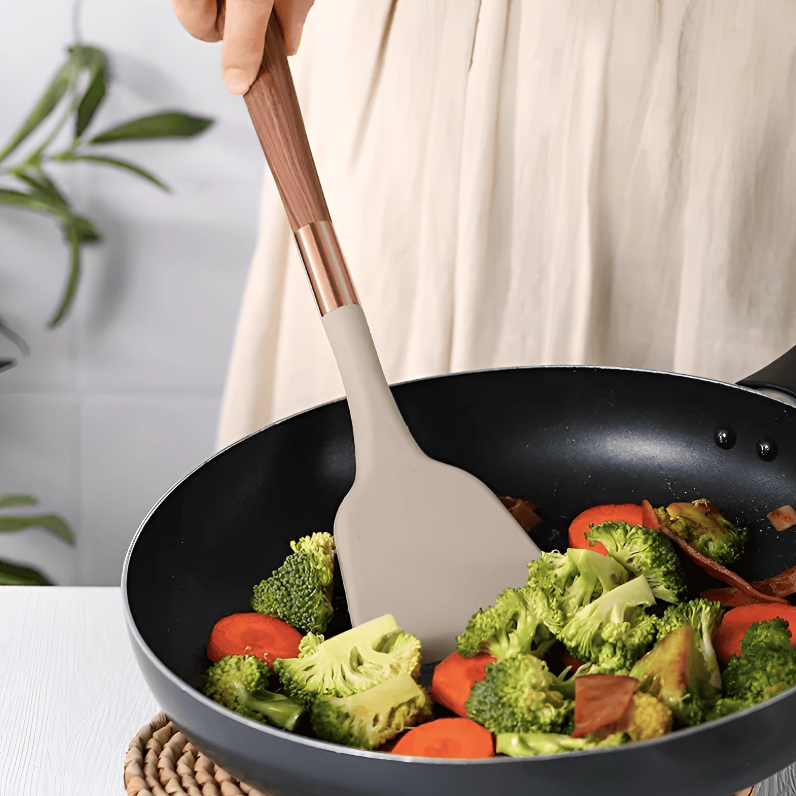 Vue rapprochée d'une spatule en silicone avec poignée ergonomique