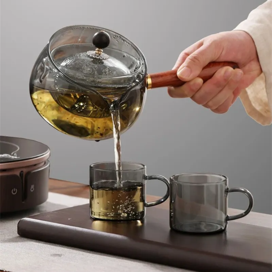 Gros plan sur le bec verseur de la théière