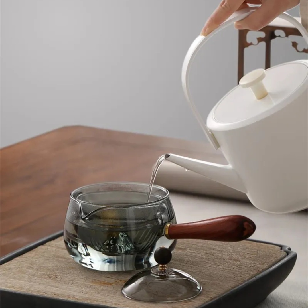 Vue de côté de la théière avec insert rotatif