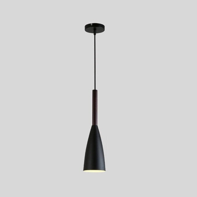 Suspension noire élégante avec design minimaliste