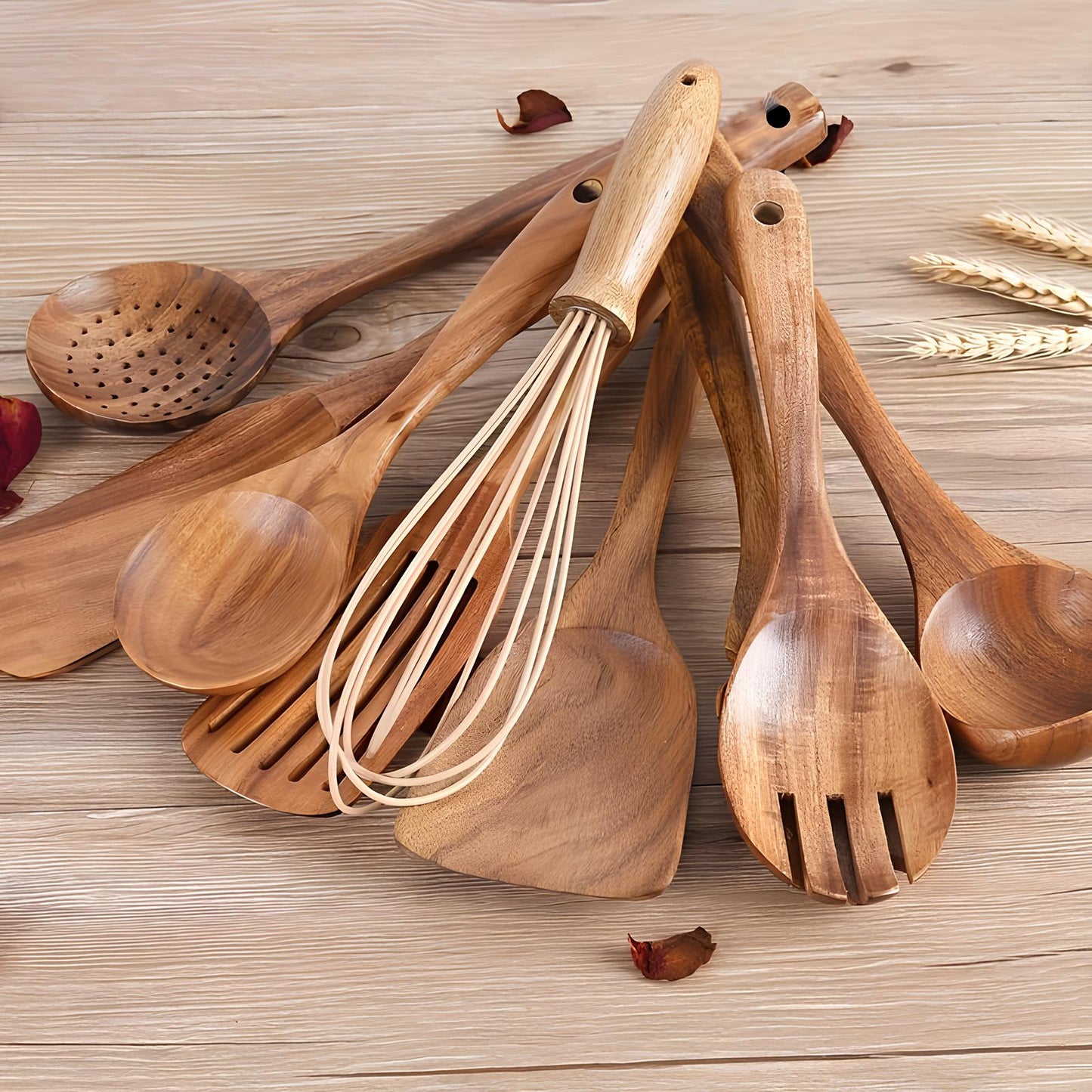 Ustensiles de cuisine en teck sur fond blanc