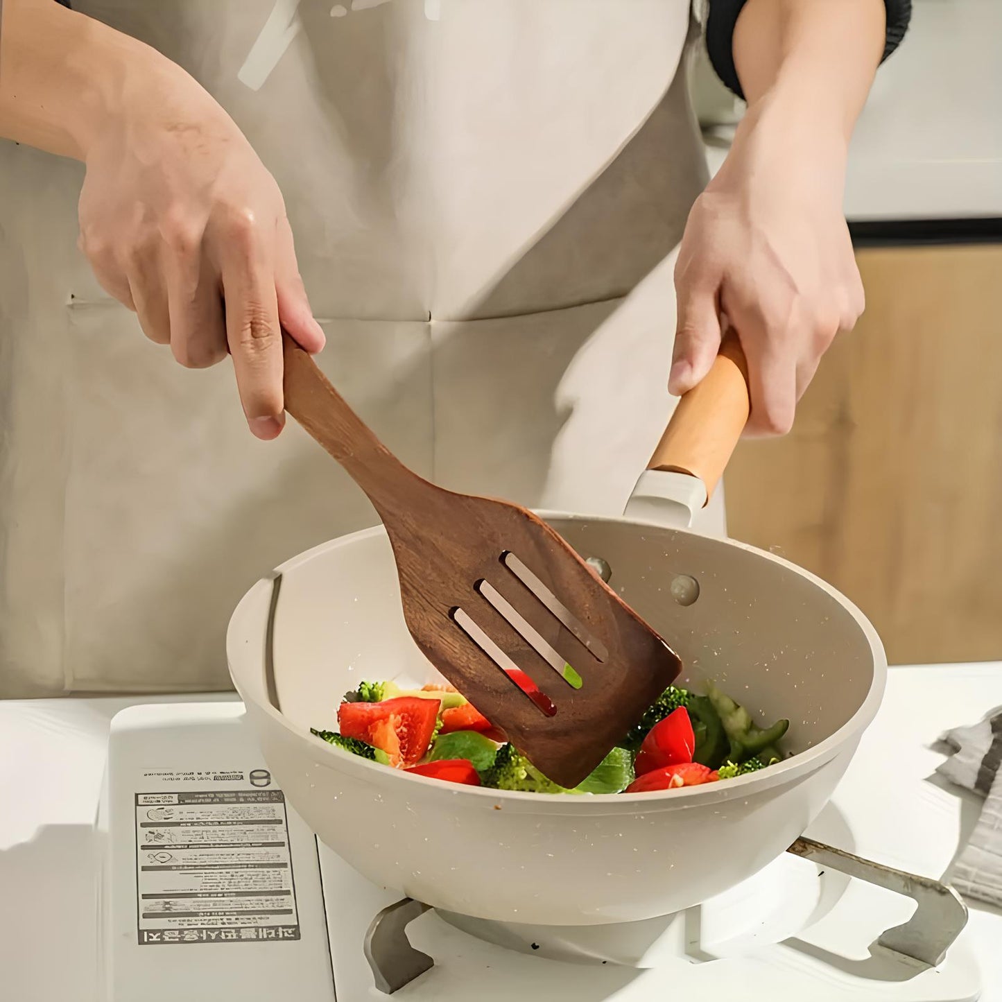 Collection d'ustensiles en teck suspendus dans une cuisine