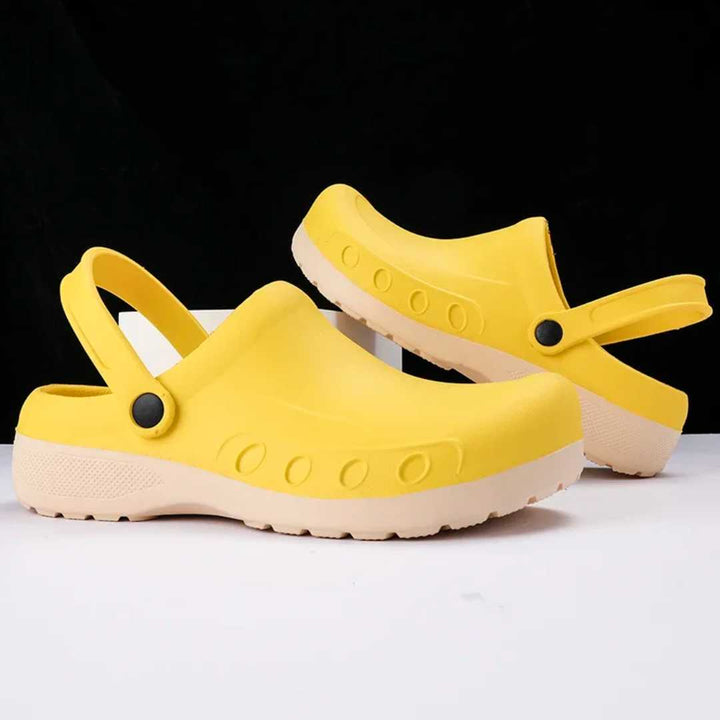 Chaussures imperméables avec semelle en caoutchouc sur fond blanc
