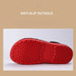 Chaussures de cuisine noires avec semelle robuste sur fond clair