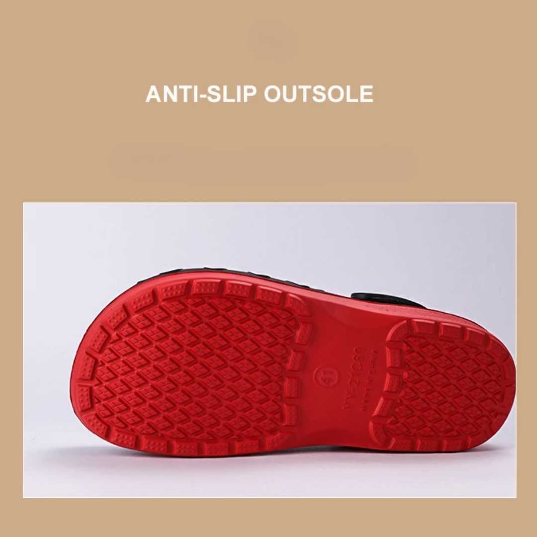 Chaussures de cuisine noires avec semelle robuste sur fond clair