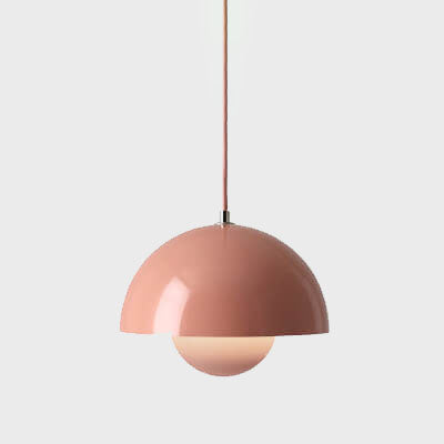 Lampe suspendue dans un intérieur minimaliste
