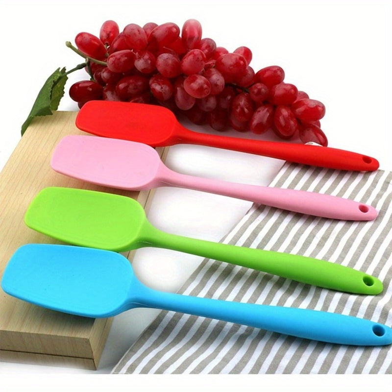 Vue de côté d'une spatule jaune en silicone résistant à la chaleur