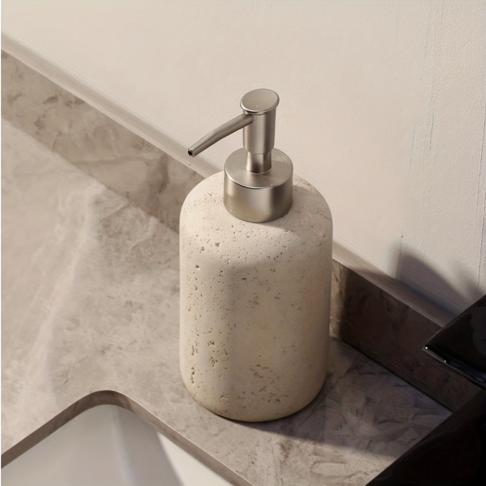 Distributeur de savon rempli, posé sur un comptoir de salle de bain