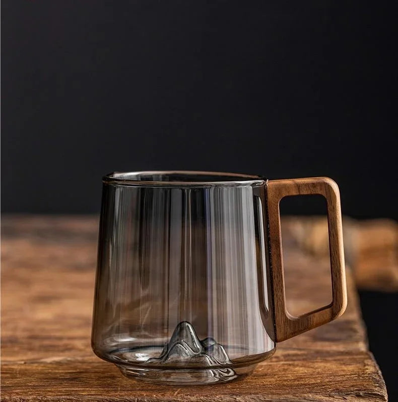 Tasse en verre vide avec poignée en bois, vue de dessus