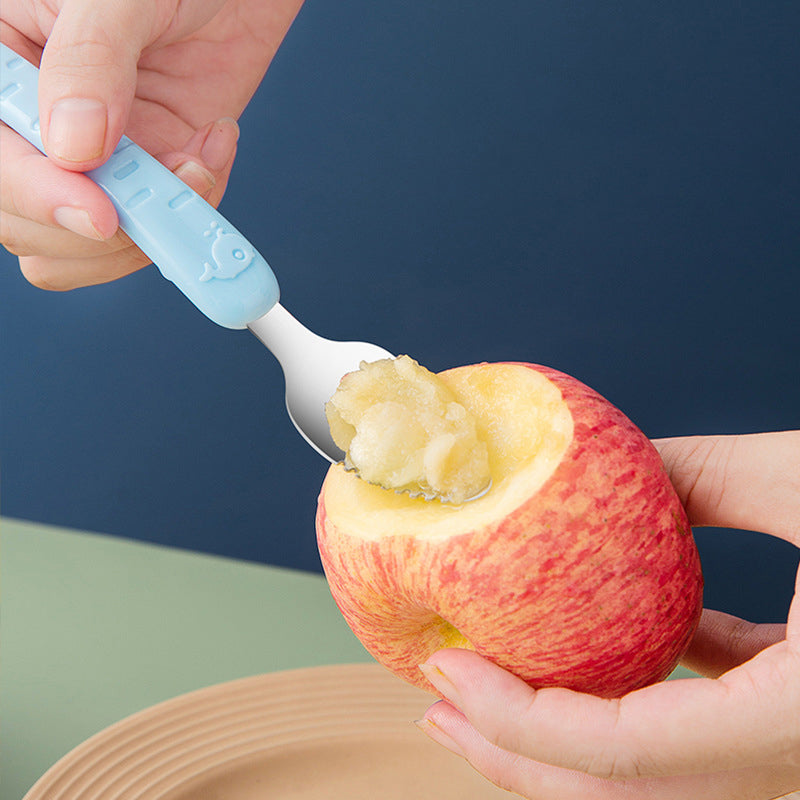 Coupe-pomme bleu pour préparer des fruits pour bébé