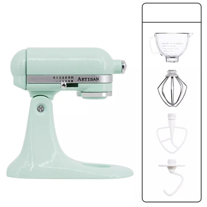 Mixeur miniature avec accessoires sur table de poupée