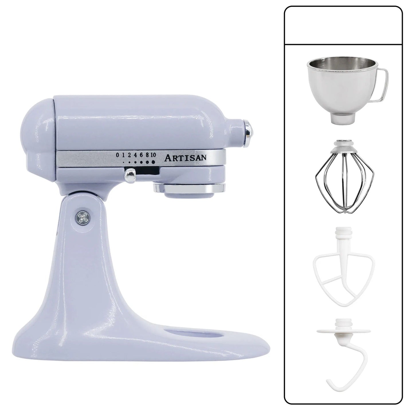 Mixeur miniature sur une table de cuisine de poupée