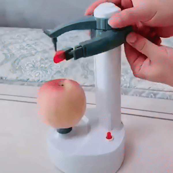 Éplucheur automatique en action sur une pomme dans une cuisine