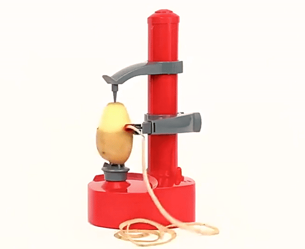 Vue rapprochée de l'éplucheur automatique épluchant une pomme