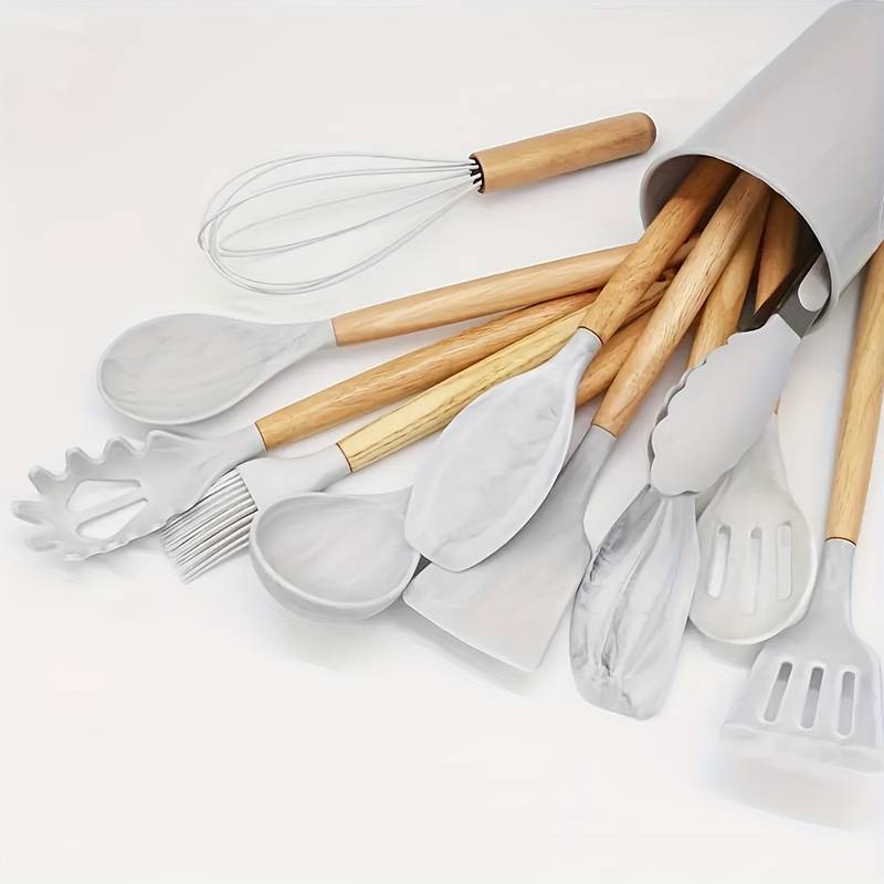 Spatule en silicone avec manche en bois sur une surface claire