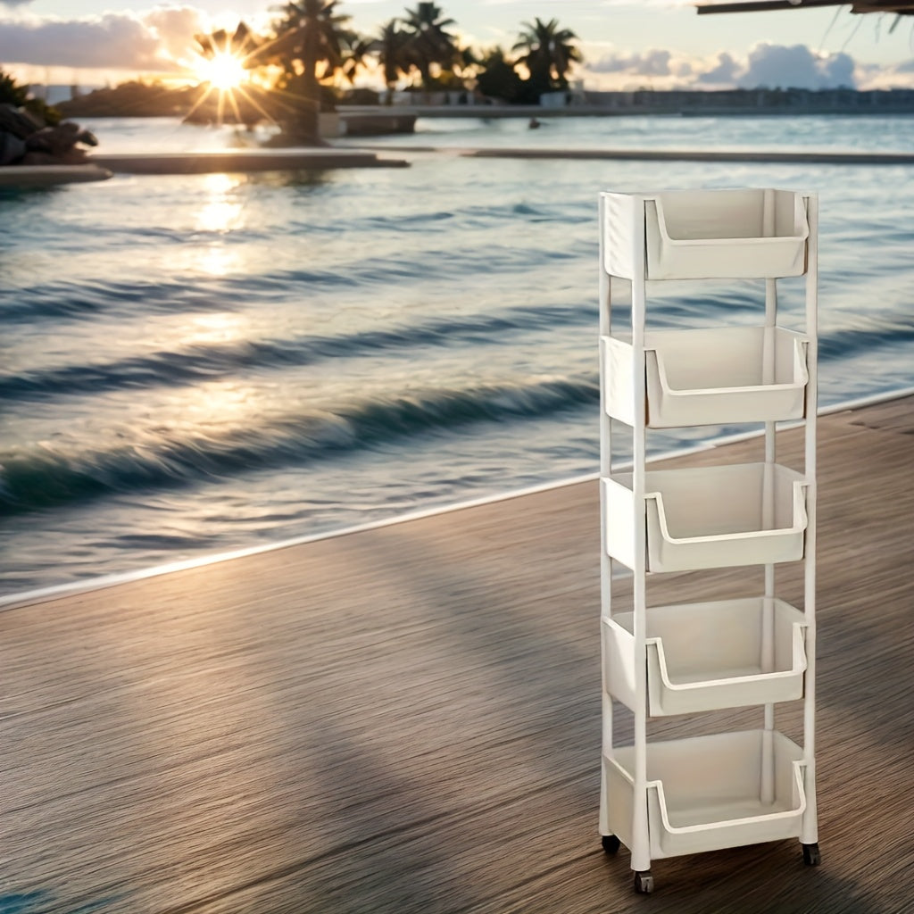 Étagères ouvertes du chariot montrant divers articles ménagers